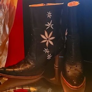 Lady beautiful black leather, ostrich boots sz 7 daisy's on side